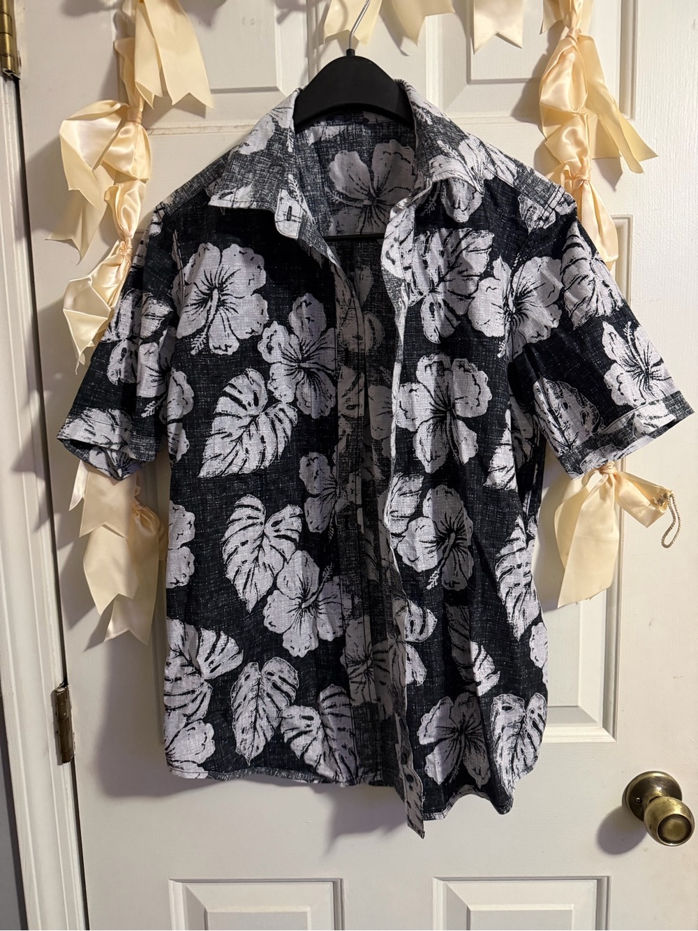 Men's Black & White Floral Short-Sleeve Shirt